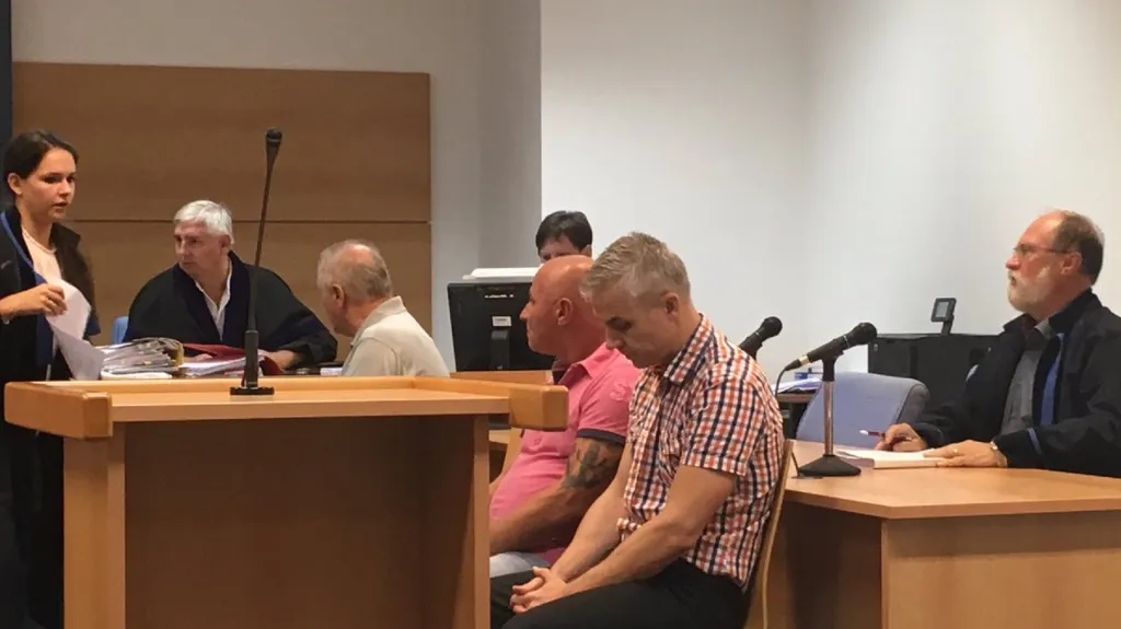 Obchodníci s metanolem u soudu
