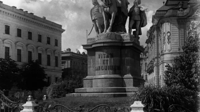 Bratislavský pomník Marie Terezie. V říjnu 1921 byl zbourán v reakci na pokus o obnovení monarchie