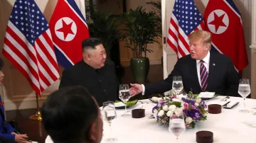 Trump a Kim při společné večeři