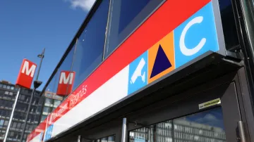 Mezinárodní symbol označující kryt civilní obrany na helsinském metru