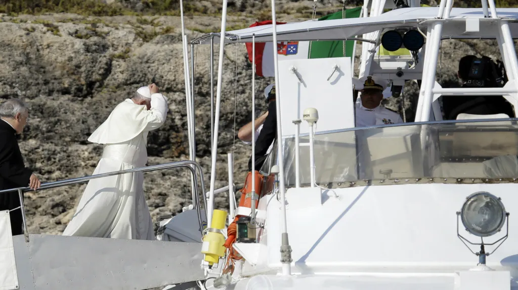 František uctil na Lampeduse mrtvé imigranty
