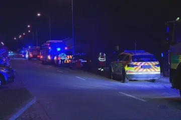 Hasiči v Brně kvůli nakloněnému jeřábu evakuovali desítky lidí