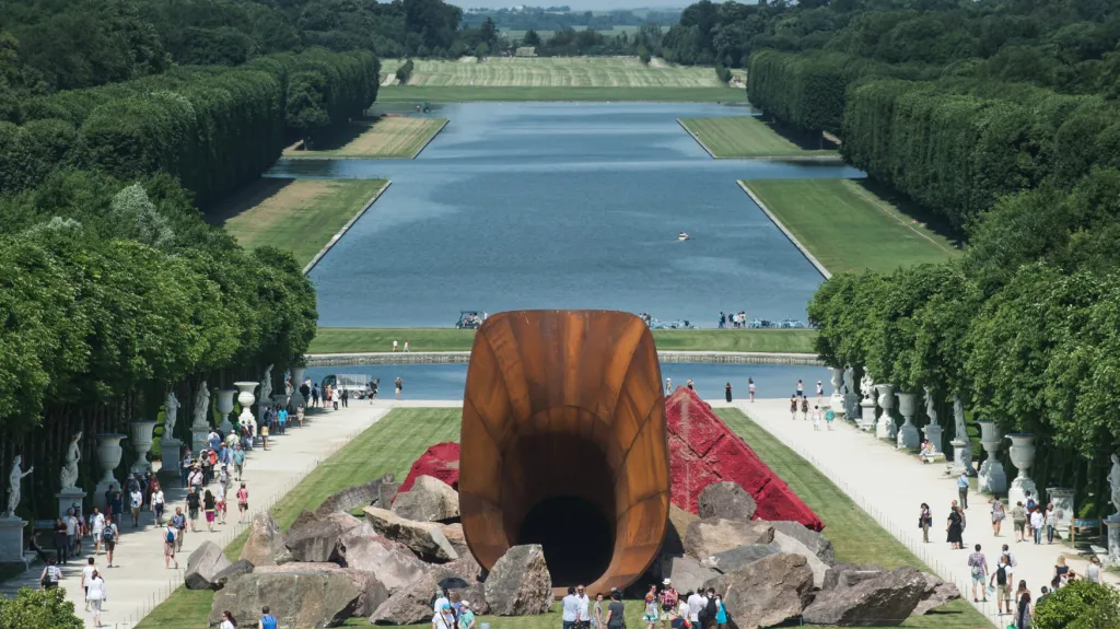 Obscénní koutek od Anishe Kapoora ve Versailles