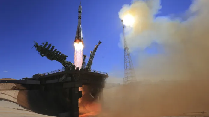 Příprava a start rakety Sojuz-2.1a s lodí Sojuz MS-19 na kosmodromu Bajkonur v Kazachstánu
