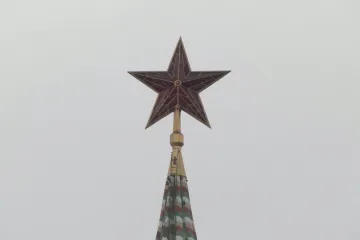 Velká část Rusů stojí i po roce války za Putinem, rukovat ale nechtějí