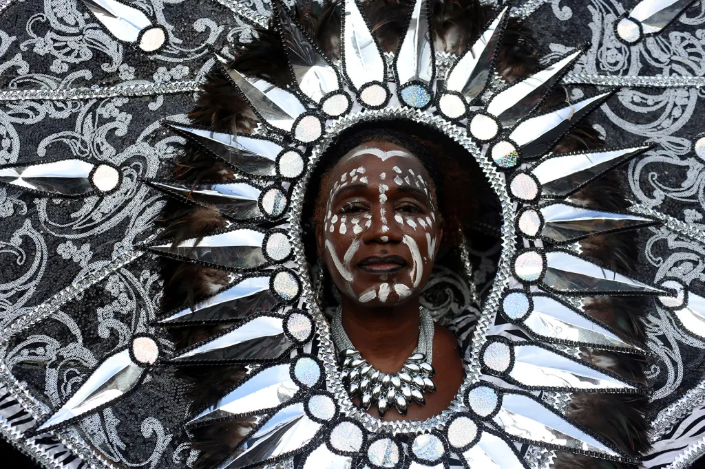 Žena v kostýmu během akce s názvem J'Ouvert, velké street party v období karnevalu v Trinidadu.