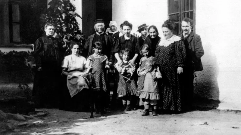 Milan Rastislav Štefánik se narodil 21. červene 1880 v obci Košariská, pocházel z devíti dětí. Na snímku ve slaměném klobouku.