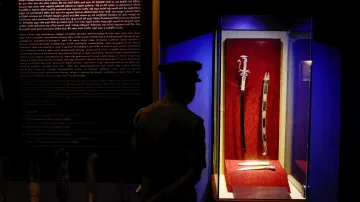 Policista si prohlíží artefakty z koloniální éry