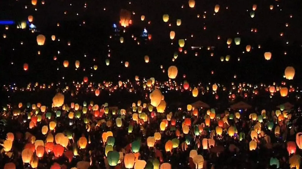 Vypouštění lampionů štěstí nad řekou Warta v polské Poznani