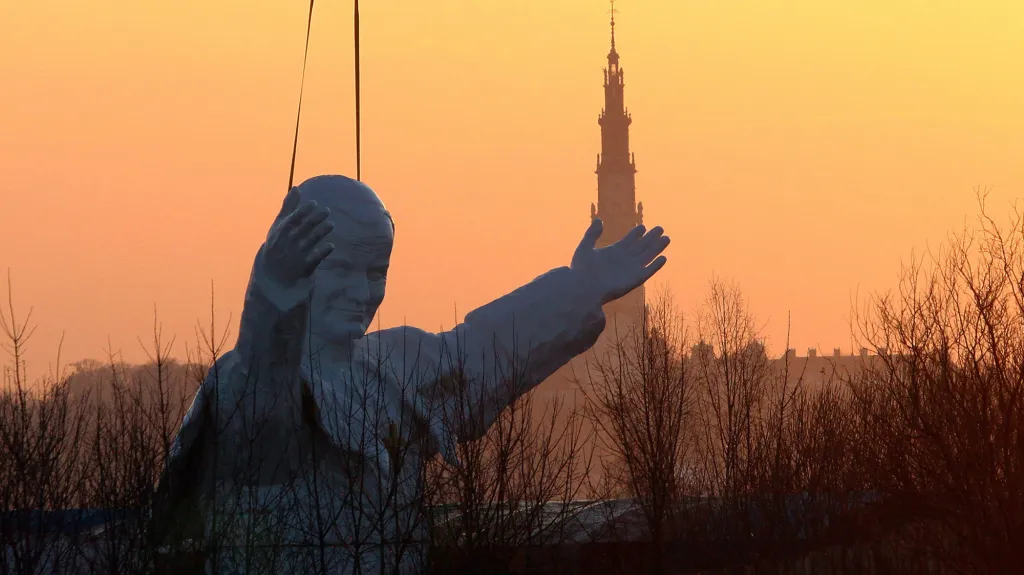 Instalace sochy papeže v Čenstochové