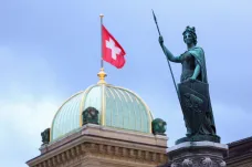 Švýcarský parlament odmítl nepřímý vývoz zbraní na Ukrajinu. O dalších možnostech bude jednat