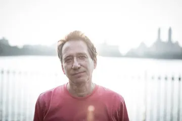 Recenze: John Zorn se neváže ničím bezvýznamným