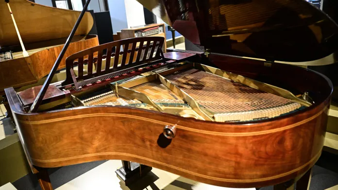 Klavír, který vyrobil Antonín Petrof v roce 1865