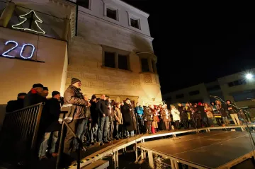 OBRAZEM: V předvečer Štědrého dne se v Kyjově zpívalo u vánočního stromu