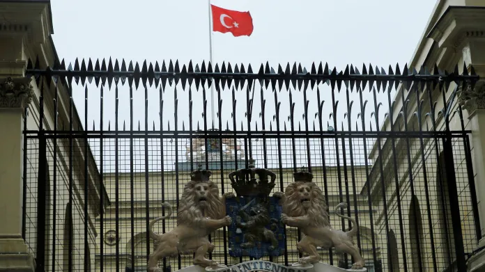 Turecká vlajka nad nizozemským konzulátem v Istanbulu