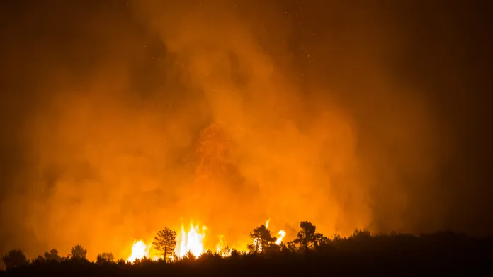 Lesní požár na chorvatském poloostrově Pelješac