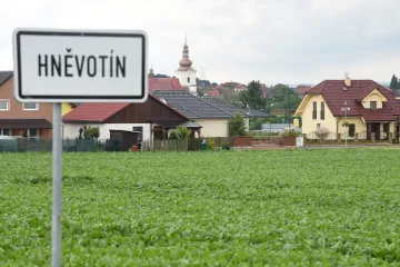 Kraj povolil stavbu průmyslové zóny na úrodné půdě. Měli najít jiné místo, tvrdí Jurečka