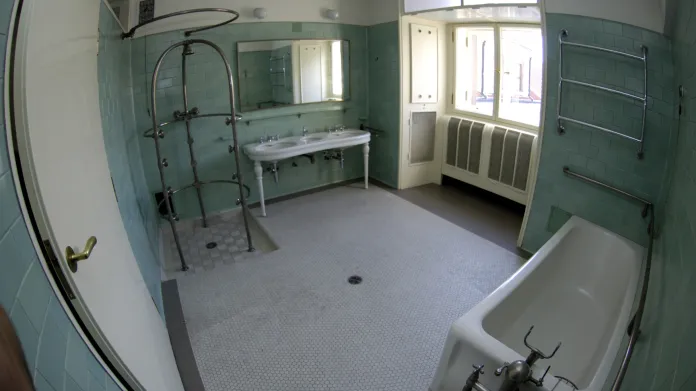 Koupelna Masarykova bytu v původním stavu. Pod oknem byl ministr nalezen mrtev 10. března 1948