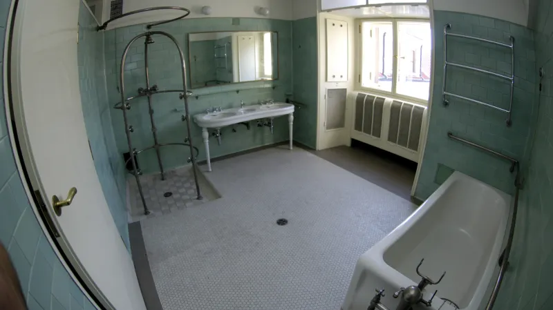 Koupelna Masarykova bytu v původním stavu. Pod oknem byl ministr nalezen mrtev 10. března 1948