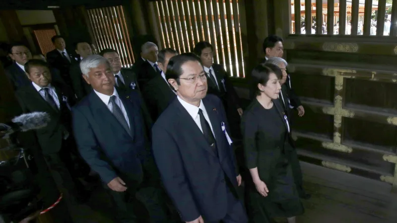 Dva členové japonské vlády navštívili kontroverzní svatyni Jasukuni