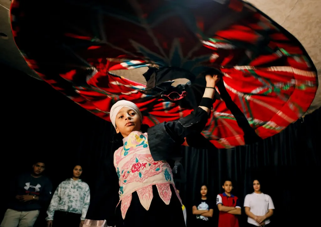 Velké sympatie v Egyptě získal jedenáctiletý Abdelrahman Tarek. Chlapec, který se potýká s rakovinovým onemocněním, bojuje s chorobou prostřednictvím tance. Je součástí skupiny tradičního tance zvaného Tanura. Ten je spojený s islámskou mystikou zvanou súfismus a v Egyptě je velmi populární