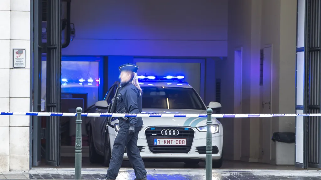 Policie před budovou soudu v Bruselu