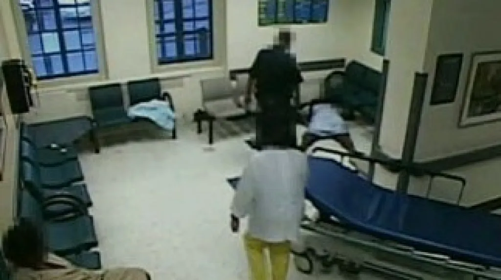Umírající žena v čekárně kliniky