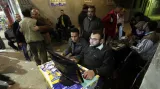 Dobrovolníci Muslimského bratrstva poradí voličům, kam do jaké místnosti jít volit