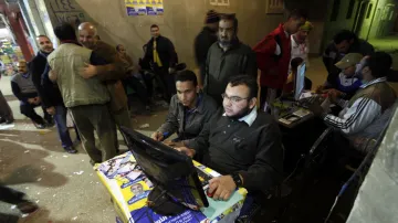 Dobrovolníci Muslimského bratrstva poradí voličům, kam do jaké místnosti jít volit