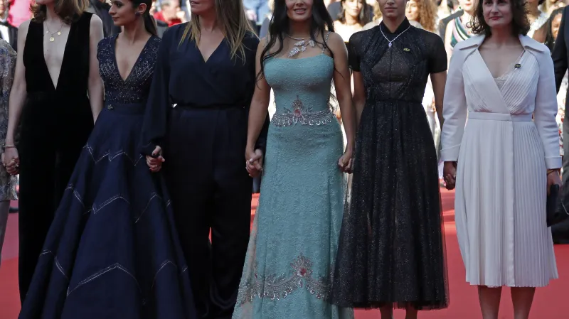 Salma Hayeková (v zelených šatech) na festivalu v Cannes