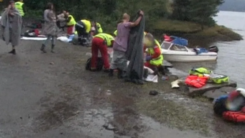 Záchranáři zahalují oběti střelby