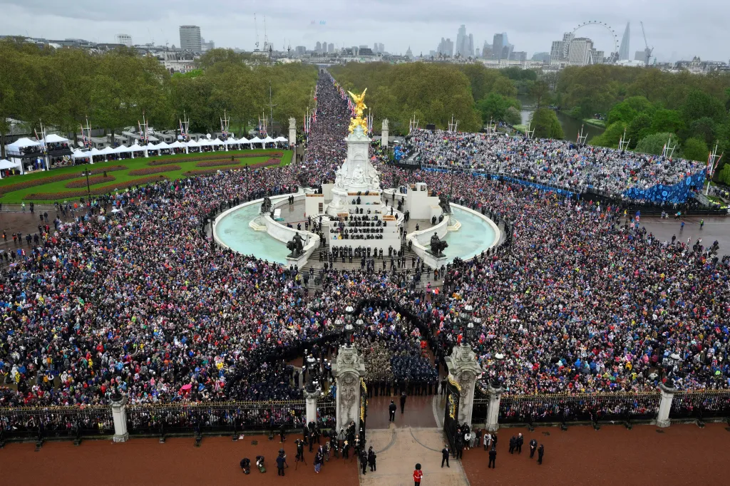 Pohled od Buckinghamského paláce směrem k pomníku královny Viktorie a na třídu Mall s davy lidí