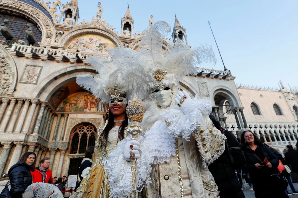 Benátský festival měl „rozbít“ sociální postavení, proto se lidé zahalovali za své masky