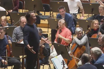 Dirigent Järvi a houslista Repin se potkávají v Praze. Provází je Polární záře