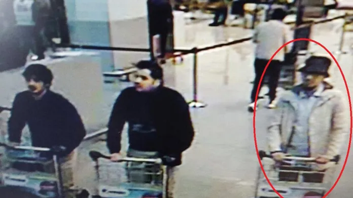 Mohamed Abrini společně se dvěma sebevražednými atentátníky na bruselském letišti