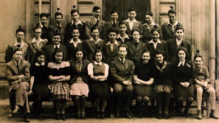 5. třída židovského gymnázia (studenti označení tečkou válku nepřežili)
