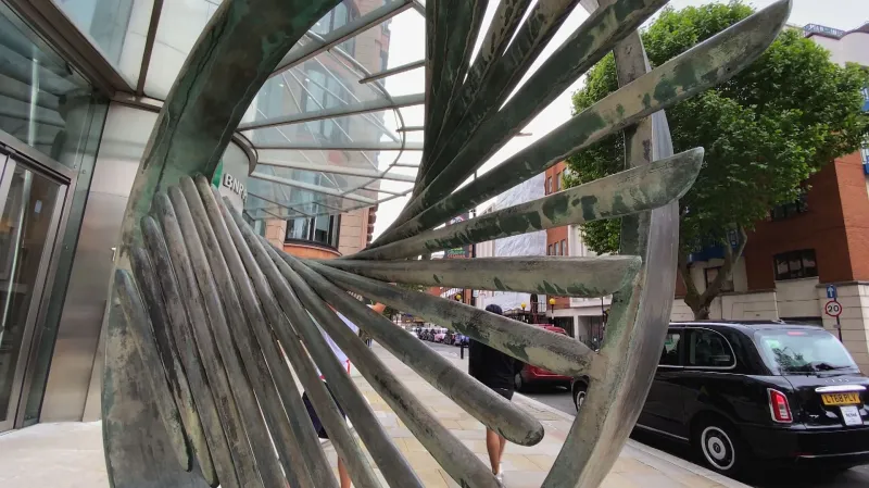 Socha Mayer před londýnským sídlem banky Paribas