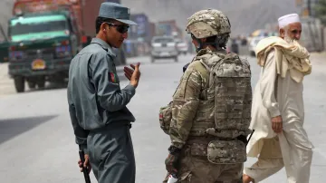 Afghánský policista a voják NATO
