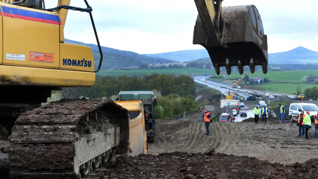 Likvidace sesuvu půdy z rozestavěné dálnice D8