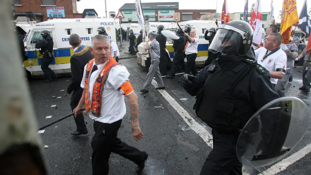 Policisté doprovázející demostrující irské oranžisty
