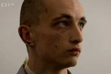 Při ostřelování Slovjansku přišel mladík během okamžiku o rodiče. Teď chce pryč ze země