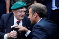 Světoví lídři oslavili v Normandii hrdiny Dne D. Macron vzpomněl i československé vojáky
