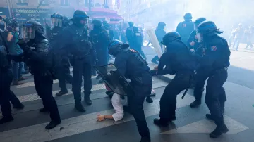 Francouzi demonstrují v rámci celostátního dne stávek a protestů proti vládě