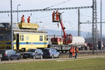 Železničáři s hasiči v Hustopečích rovnají kolejový svršek kvůli odvozu cisteren