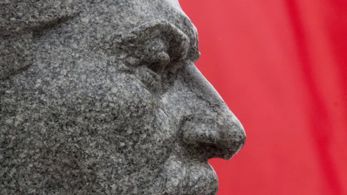 Stalinova busta u kremelské zdi