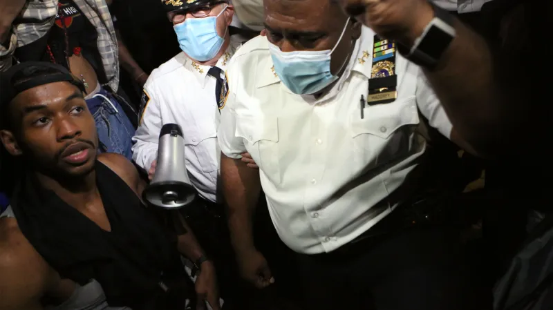 Klečící policista při protestech v Brooklynu