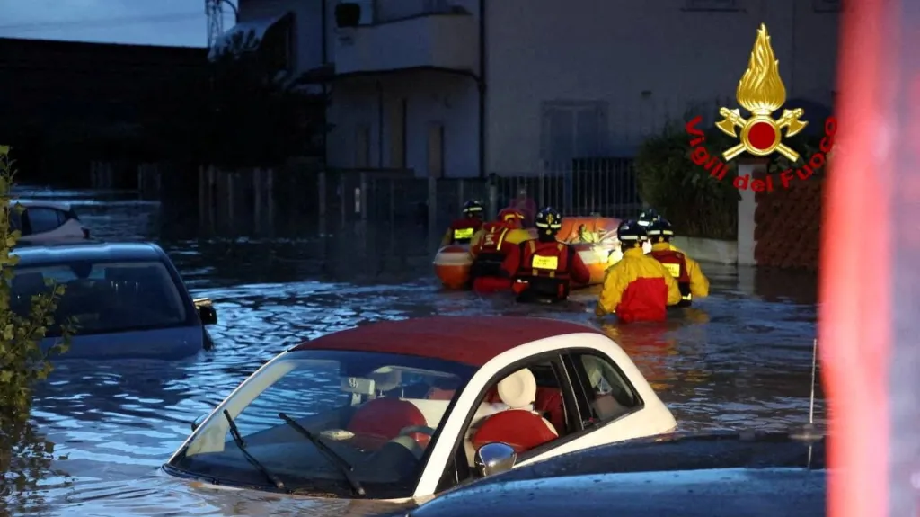 Hasiči v italském Toskánsku likvidují škody po bouři Ciarán