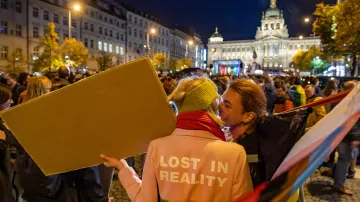 Lidé se sešli v centru Prahy, uctívají památku obětí homofobní vraždy