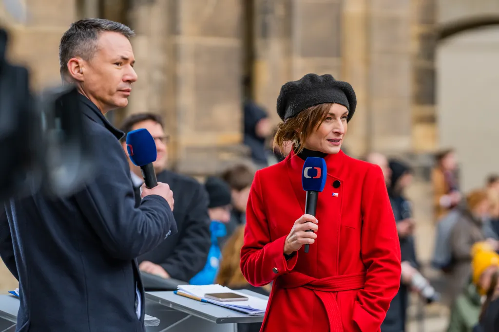 Moderátoři televizního přenosu inaugurace Martin Řezníček a Jana Peroutková u Pražského hradu