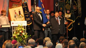 Snímek ze Sudetoněmeckého sjezdu v Řezně v roce 2023, na kterém si tehdejší český ministr školství Mikuláš Bek (STAN) potřásá rukou s nejvyšším politickým představitelem sudetských Němců Berndem Posseltem (CSU)